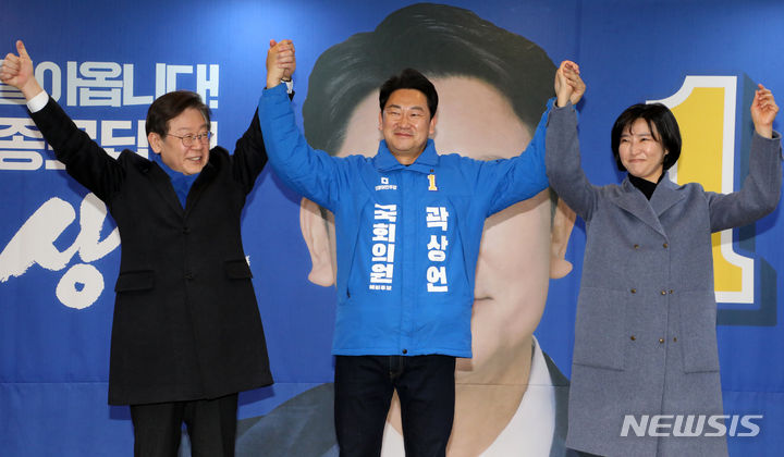 [서울=뉴시스] 김금보 기자 = 이재명 더불어민주당 대표(왼쪽)가 4일 서울 종로 곽상언 후보자 사무실 지지방문에서 곽 후보자와 손을 잡고 인사하고 있다. 오른쪽은 곽후보 부인 노정연 고 노무현 전대통령 딸. (공동취재) 2024.03.04. photo@newsis.com