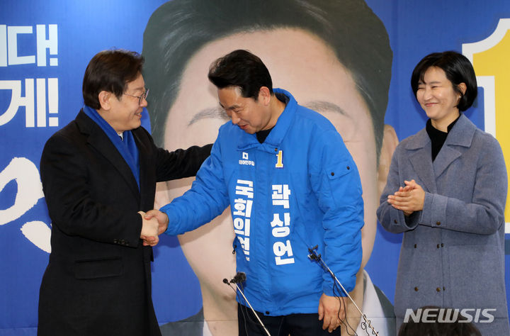 [서울=뉴시스] 김금보 기자 = 이재명 더불어민주당 대표(왼쪽)가 4일 서울 종로 곽상언 후보자 사무실 지지방문에서 곽 후보자와 손을 잡고 격려하고 있다. 오른쪽은 곽후보 부인 노정연 고 노무현 전대통령 딸. (공동취재) 2024.03.04. photo@newsis.com