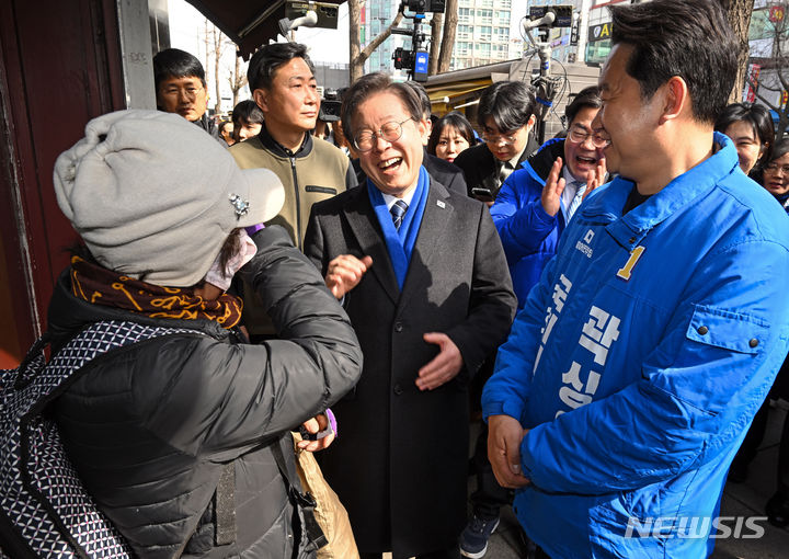 [서울=뉴시스] 김금보 기자 = 이재명 더불어민주당 대표와 노무현 전 대통령 사위인 곽상언 종로구 후보가 4일 서울 종로구 창신시장을 찾아 시민들과 이야기를 나누고 있다. (공동취재) 2024.03.04. photo@newsis.com