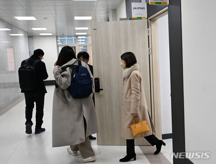 [광주=뉴시스] 김혜인 기자 = 보건복지부 관계자들이 지난 4일 오후 광주 동구 전남대학교병원을 찾아 사직서 제출 뒤 복귀한 전공의 현황 등을 확인한 이후 사무실에서 나오고 있다. 2024.03.05. hyein0342@newsis.com