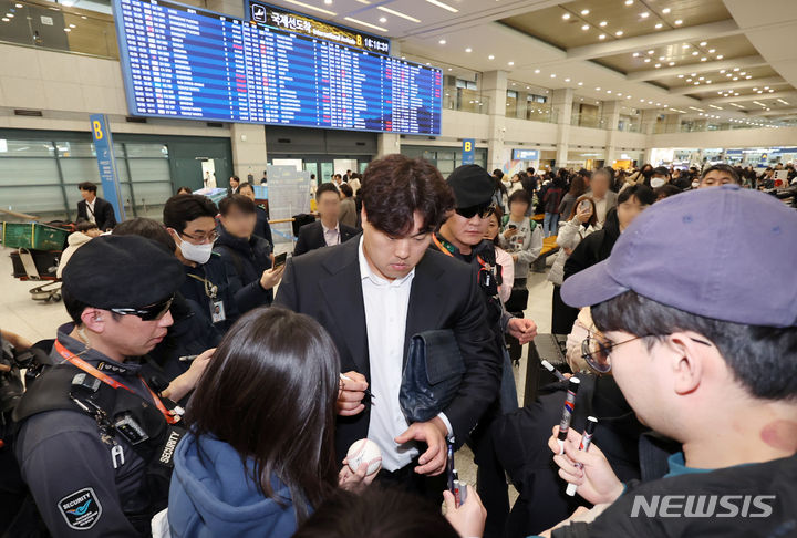 [인천공항=뉴시스] 조성우 기자 = 한화 이글스 류현진이 일본 오키나와에서 스프링캠프를 마치고 4일 오후 인천국제공항 제1여객터미널을 통해 귀국하며 팬들에게 사인을 해주고 있다. 2024.03.04. xconfind@newsis.com