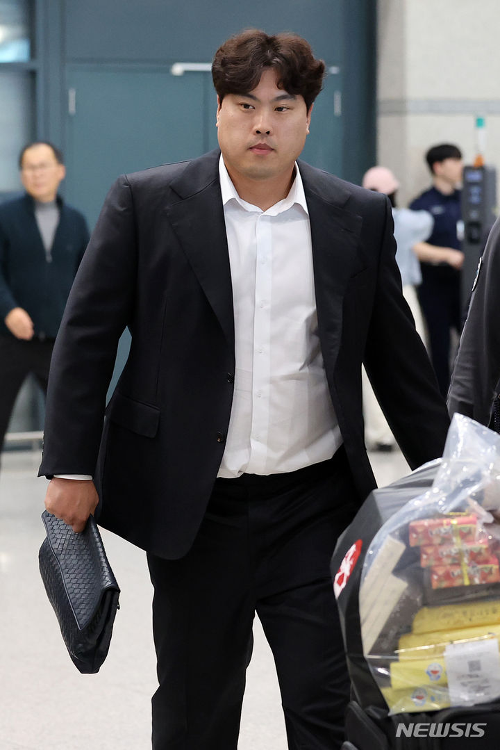 [인천공항=뉴시스] 조성우 기자 = 한화 이글스 류현진이 일본 오키나와에서 스프링캠프를 마치고 4일 오후 인천국제공항 제1여객터미널을 통해 귀국하고 있다. 2024.03.04. xconfind@newsis.com