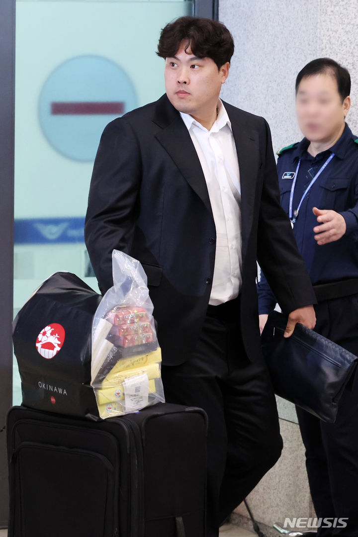 [인천공항=뉴시스] 조성우 기자 = 한화 이글스 류현진이 일본 오키나와에서 스프링캠프를 마치고 4일 오후 인천국제공항 제1여객터미널을 통해 귀국하고 있다. 2024.03.04. xconfind@newsis.com