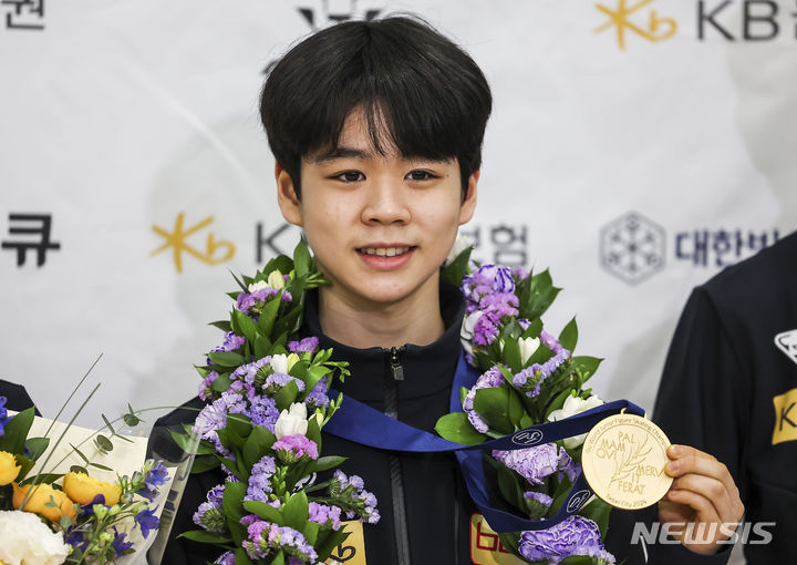 [인천공항=뉴시스] 정병혁 기자 = 한국 남자 선수로는 최초로 피겨스케이팅 세계주니어선수권대회에서 금메달을 목에 건 서민규가 대회를 마치고 4일 오후 인천국제공항 제2여객터미널을 통해 귀국해 기념촬영을 하고 있다. 지난 2일 대만 타이베이 아레나에서 열린 2024 국제빙상경기연맹(ISU) 피겨 세계주니어선수권대회 남자 싱글 프리스케이팅에서 150.17점을 획득, 쇼트프로그램(80.58점)과 합해 총점 230.75점으로 우승을 차지했다. 2024.03.04. jhope@newsis.com