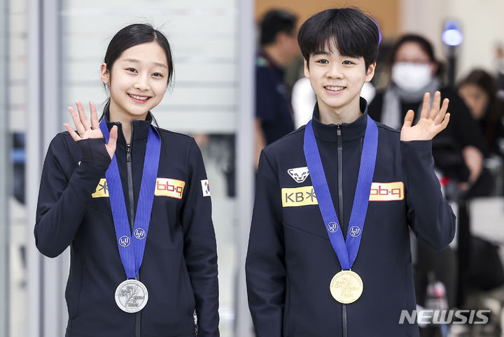 [인천공항=뉴시스] 정병혁 기자 = 대만 타이베이에서 열린 피겨스케이팅 세계주니어선수권대회 일정을 마친 서민규와 신지아가 4일 인천국제공항 제2여객터미널을 통해 귀국하고 있다. 2024.03.04. jhope@newsis.com