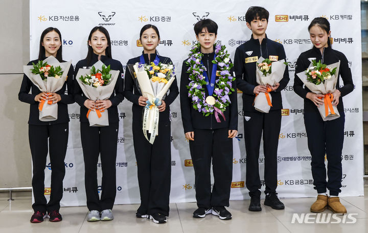 [인천공항=뉴시스] 정병혁 기자 = 대만 타이베이에서 열린 피겨스케이팅 세계주니어선수권대회 일정을 마친 피겨대표팀 선수들이 4일 인천국제공항 제2여객터미널을 통해 귀국해 기념촬영을 하고 있다. 2024.03.04. jhope@newsis.com