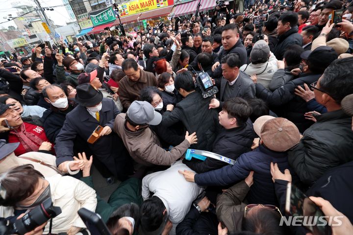 [천안=뉴시스] 조성봉 기자= 한동훈 국민의힘 비상대책위원장이 4일 오후 충남 천안시 동남구 천안중앙시장을 방문, 인파가 몰려 순간적으로 시민들이 넘어지고 있다. 2024.03.04. suncho21@newsis.com