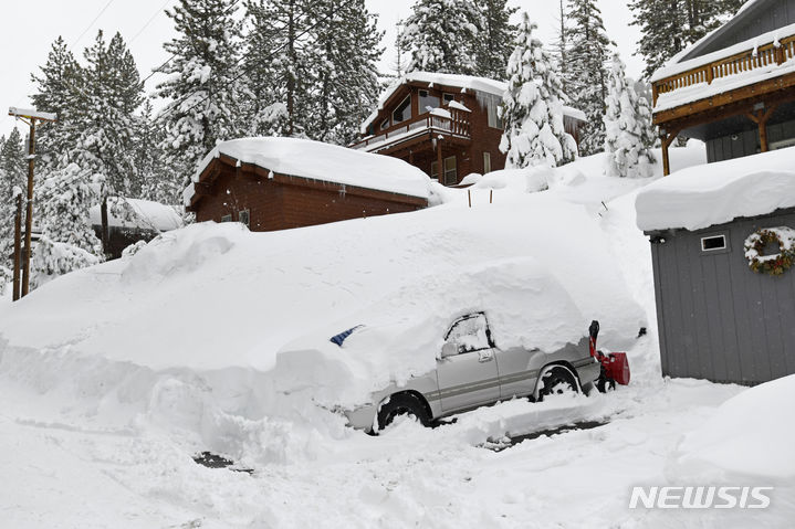 [트러키( 미 캘리포니아주)= AP/뉴시스] 4일까지 계속된 캘리포니아 북부 폭설로 시에라 네바다 산맥의 도너 호수 부근의 주택과 차량들이 깊은 눈속에 파묻혀 있다. 2024. 03. 05. 