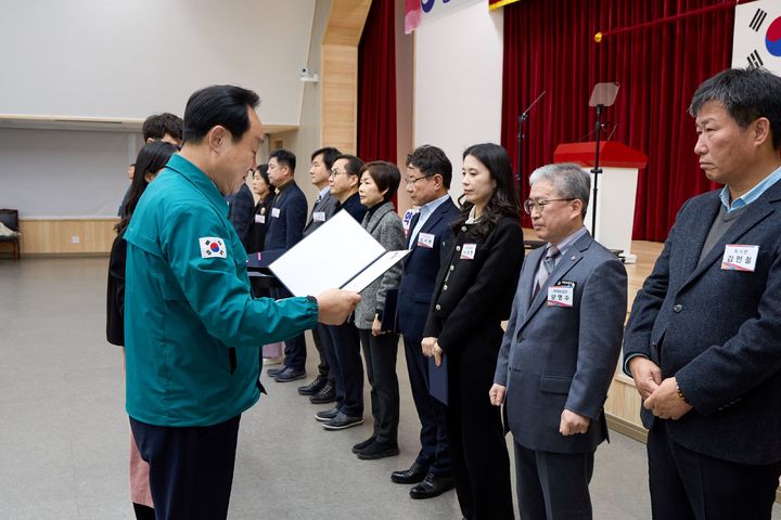 [통영=뉴시스] 신정철 기자= 통영시는 지난 4일 시청 강당에서 열린 직원 정례 조회에서 2023년도 성과관리 자체평가 결과에 따른 총 21개 우수부서에 대한 시상식을 가졌다.사진은 천영기 통영시장이 우수부서 장에게 시상을 하고 있다.(사진=통영시 제공).2024.03.05. photo@newsis.com *재판매 및 DB 금지