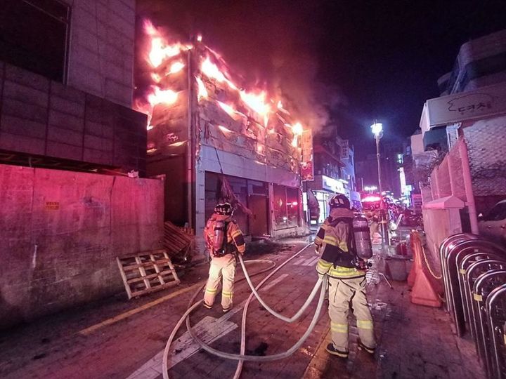 [천안=뉴시스] 지난 4일 충남 천안 동남구 신부동 한 놀이시설에서 불이나 소방당국이 진화에 나서고 있다. (사진=천안동남소방서 제공) 2024.03.05. photo@newsis.com&nbsp; *재판매 및 DB 금지