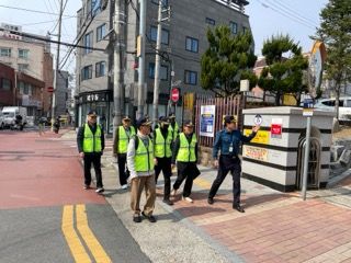 [대구=뉴시스] 대구 서부경찰서는 아동안전지킴이 현장교육과 학교 주변 합동순찰을 했다. (사진=대구 서부경찰서 제공) 2024.03.05. photo@newsis.com *재판매 및 DB 금지