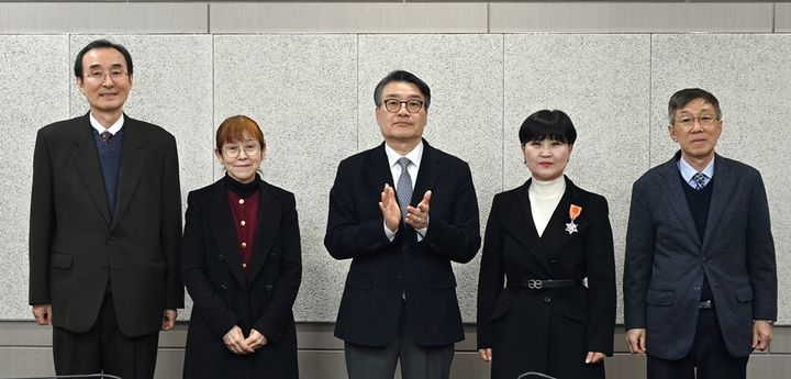 [광주=뉴시스] 5일 오전 호남대학교 대학본부 교무위원회의실에서 열린 정년퇴직 교원 정부포상 및 공로패 수여식. (사진 = 호남대학교 제공). 2024.03.05. photo@newsis.com *재판매 및 DB 금지