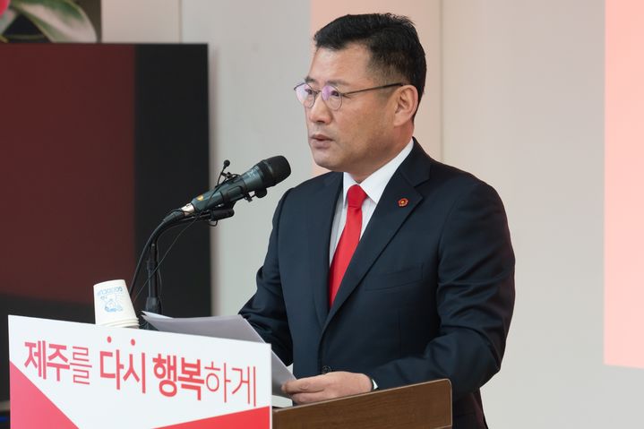 [제주=뉴시스] 제22대 국회의원선거 제주시갑 선거구 국민의힘 김영진 예비후보가 지난 4일 제주시갑 선거구 공천자 결정을 촉구하는 기자회견을 하고 있다. 김 예비후보는 5일 중앙당 공천관리위원회가 제주시갑 선거구에 고광철 전 국회의원 보좌관을 우선추천하자 무소속으로 출마하겠다는 뜻을 밝혔다. (사진=김영진 예비후보 선거사무소 제공) 2024.03.05. photo@newsos.com *재판매 및 DB 금지