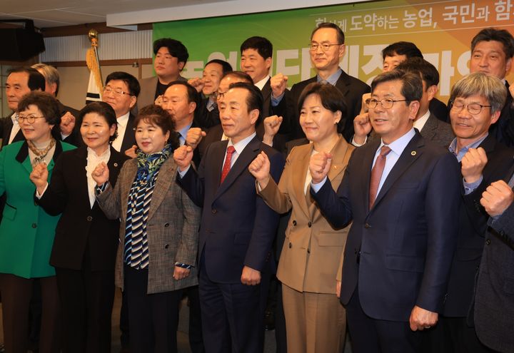 [세종=뉴시스] 송미령 농림축산식품부 장관이 5일 서울 프레스센터에서 농업인 단체장들과 만나 소통 간담회를 진행하고, 기념촬영을 하고 있다. (사진=농식품부 제공) *재판매 및 DB 금지