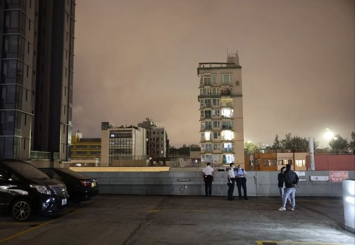 [서울=뉴시스] 홍콩의 한 쇼핑센터 옥상에서 한 남성이 아들을 아래로 던지고 자신도 투신한 사건이 발생했다고 5일(현지시간) 사우스차이나모닝포스트(SCMP)가 보도했다. 사진은 해당 사건 현장. (사진=SCMP) 2024.3.5 *재판매 및 DB 금지