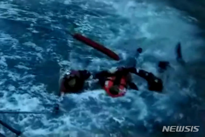 사천해경, 선박 승선 중 바다에 빠진 50대 구조…생명 지장 없어 