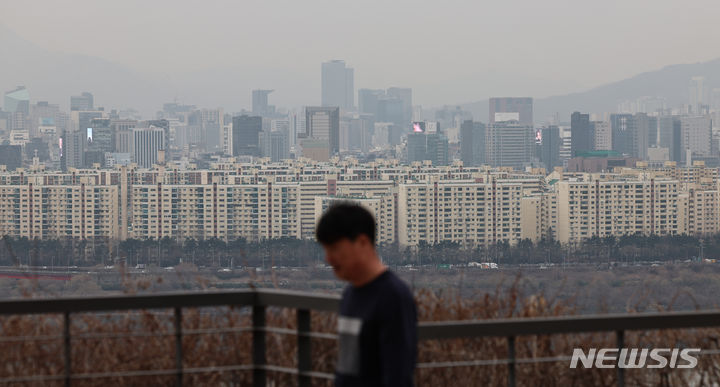 [서울=뉴시스] 김금보 기자 = 신규 아파트 분양 가격이 오르면서 전국 아파트 분양권 거래량이 증가하고 있다. 사진은 5일 서울 시내 아파트 밀집 지역. 2024.03.05. kgb@newsis.com