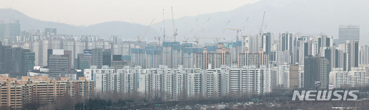 [서울=뉴시스] 김금보 기자 = 신규 아파트 분양 가격이 오르면서 전국 아파트 분양권 거래량이 증가하고 있다. 사진은 5일 서울 시내 아파트 밀집 지역. 2024.03.05. kgb@newsis.com