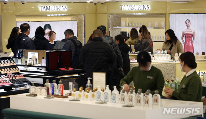 [서울=뉴시스] 고승민 기자 = 서울의 한 면세점의 화장품 코너를 찾은 외국인 관광객 모습. 2024.03.05. kkssmm99@newsis.com