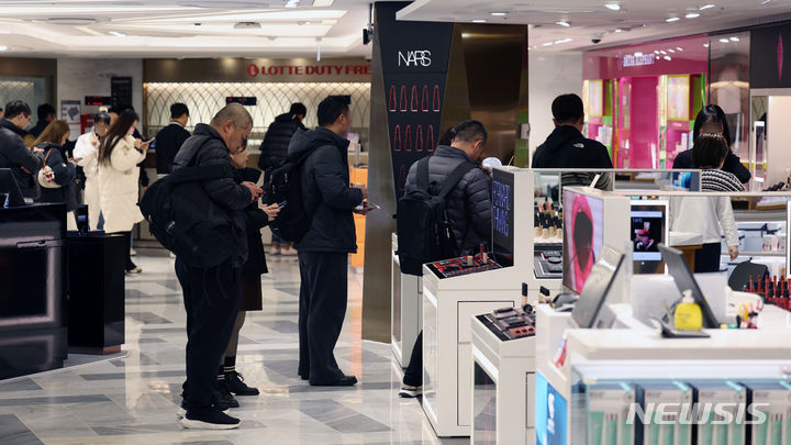 [서울=뉴시스] 고승민 기자 = 서울의 한 면세점의 화장품 코너를 찾은 외국인 관광객 모습. 2024.03.05. kkssmm99@newsis.com