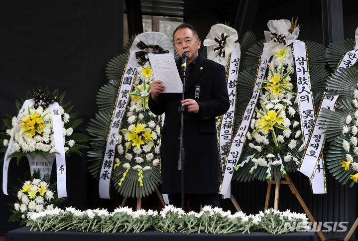 [서울=뉴시스] 김혜진 기자 = 5일 오전 서울 종로구 마로니에 야외공원에서 대한민국연극인장으로 엄수된 故 오현경 영결식에서 손정우 한국연극협회 이사장이 추도사를 하고 있다. 유족들에 따르면 고인은 1일 오전 9시11분 경기 김포의 한 요양원에서 숨을 거뒀다. 지난해 8월 뇌출혈로 쓰러진 뒤 6개월 넘게 투병 생활을 해온 것으로 알려졌다. 2024.03.05. jini@newsis.com