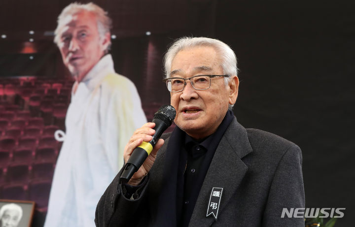 [서울=뉴시스] 김혜진 기자 = 5일 오전 서울 종로구 마로니에 야외공원에서 대한민국연극인장으로 엄수된 故 오현경 영결식에서 배우 이순재가 인사말을 하고 있다. 유족들에 따르면 고인은 1일 오전 9시11분 경기 김포의 한 요양원에서 숨을 거뒀다. 지난해 8월 뇌출혈로 쓰러진 뒤 6개월 넘게 투병 생활을 해온 것으로 알려졌다. 2024.03.05. jini@newsis.com