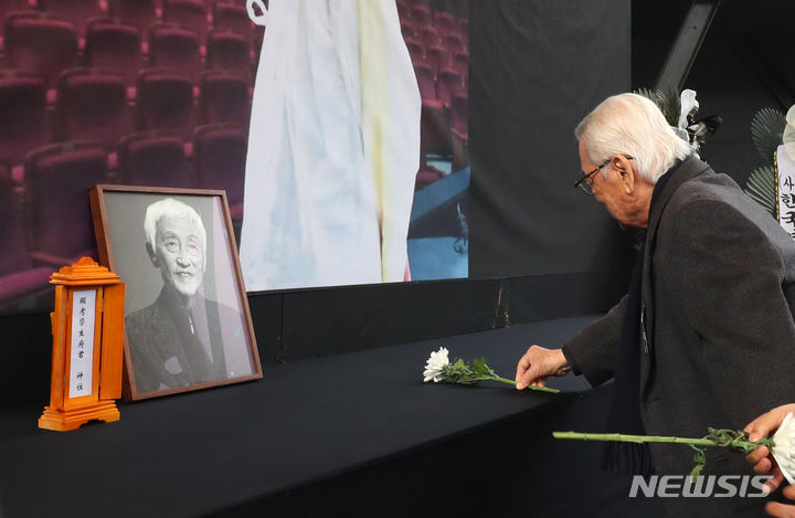 [서울=뉴시스] 김혜진 기자 = 5일 오전 서울 종로구 마로니에 야외공원에서 대한민국연극인장으로 엄수된 故 오현경 영결식에서 배우 이순재가 헌화 하고 있다. 유족들에 따르면 고인은 1일 오전 9시11분 경기 김포의 한 요양원에서 숨을 거뒀다. 지난해 8월 뇌출혈로 쓰러진 뒤 6개월 넘게 투병 생활을 해온 것으로 알려졌다. 2024.03.05. jini@newsis.com