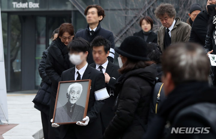 [서울=뉴시스] 김혜진 기자 = 5일 오전 서울 종로구 마로니에 야외공원에서 대한민국연극인장으로 엄수된 故 오현경 영결식에 유족들이 고인의 영정을 들고 이동하고 있다. 유족들에 따르면 고인은 1일 오전 9시11분 경기 김포의 한 요양원에서 숨을 거뒀다. 지난해 8월 뇌출혈로 쓰러진 뒤 6개월 넘게 투병 생활을 해온 것으로 알려졌다. 2024.03.05. jini@newsis.com