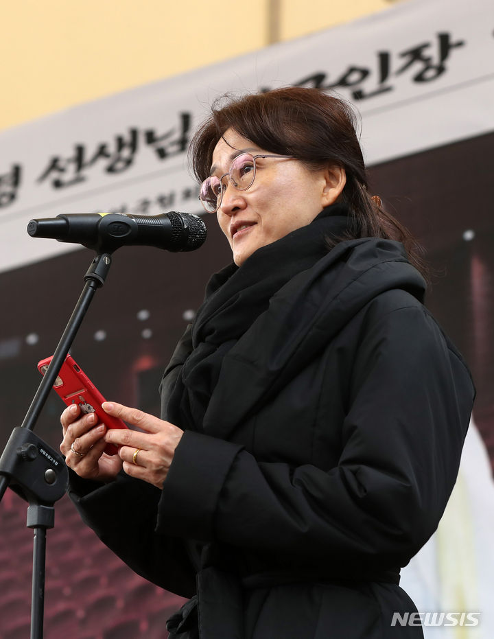 [서울=뉴시스] 김혜진 기자 = 5일 오전 서울 종로구 마로니에 야외공원에서 대한민국연극인장으로 엄수된 故 오현경 영결식에서 고인의 딸인 배우 오지혜가 인사말을 하고 있다. 유족들에 따르면 고인은 1일 오전 9시11분 경기 김포의 한 요양원에서 숨을 거뒀다. 지난해 8월 뇌출혈로 쓰러진 뒤 6개월 넘게 투병 생활을 해온 것으로 알려졌다. 2024.03.05. jini@newsis.com