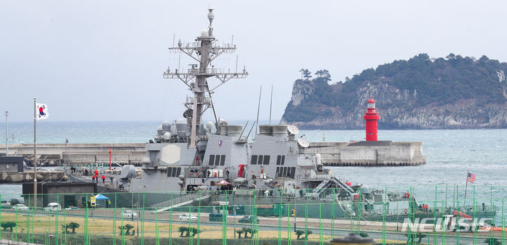 [서귀포=뉴시스] 우장호 기자 = 지난해 3월 5일 오전 제주 서귀포시 강정동 제주해군기지에 미국 해군의 알레이버크급 이지스구축함인 히긴스함(DDG-76)함이 군수 적재 및 승조원 휴식을 위해 입항해 있다. 히긴스함은 함대지 순항미사일인 토마호크를 장착한 미 해군 전략 함정이다. 2025.10.18. woo1223@newsis.com *사진은 기사 내용과 관계 없음