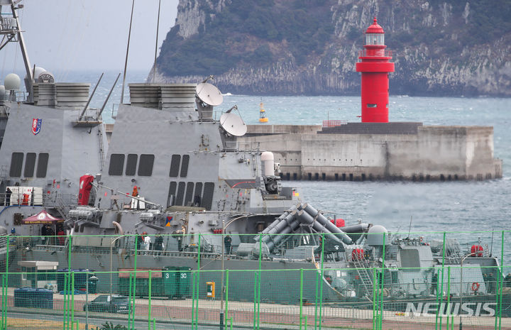 [서귀포=뉴시스] 우장호 기자 = 지난 2024년 3월 5일 오전 제주 서귀포시 강정동 제주해군기지에 미국 해군의 알레이버크급 이지스구축함인 히긴스함(DDG-76)함이 군수 적재 및 승조원 휴식을 위해 입항해 있다. 히긴스함은 함대지 순항미사일인 토마호크를 장착한 미 해군 전략 함정이다. 2026.04.16. woo1223@newsis.com
