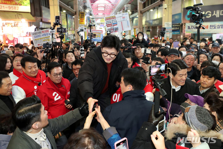 [청주=뉴시스] 추상철 기자 = 한동훈 국민의힘 비상대책위원장이 5일 오전 충북 청주시 육거리종합시장에을 방문해 시민들과 인사하고 있다. (공동취재) 2024.03.05. photo@newsis.com