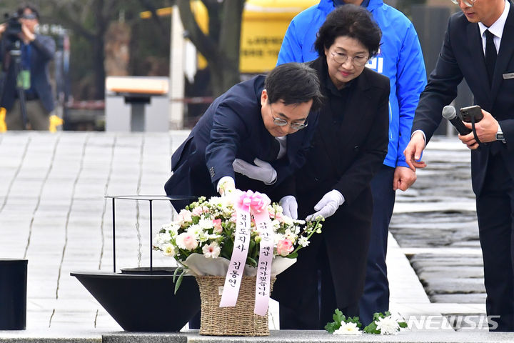 [김해=뉴시스] 차용현 기자 = 김동연 경기지사가 부인 정우영 여사와 함께 5일 오전 경남 김해시 봉하마을 고 노무현 전 대통령 묘역을 찾아 참배하고 있다.2024.03.05. con@newsis.com