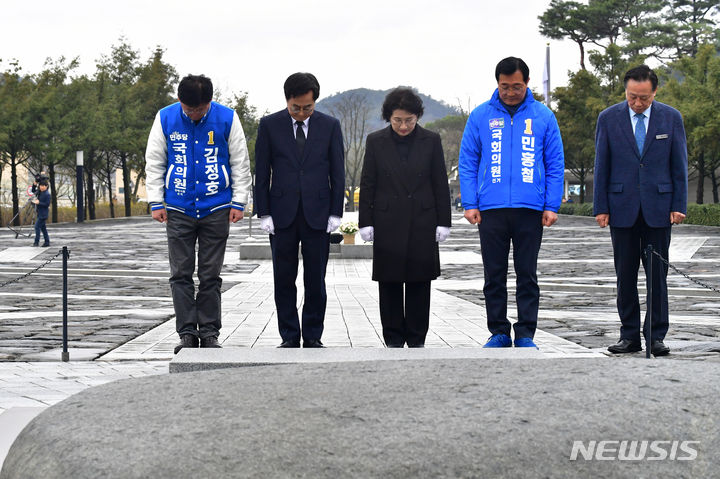 [김해=뉴시스] 차용현 기자 = 김동연 경기지사가 부인 정우영 여사와 함께 5일 오전 경남 김해시 봉하마을 고 노무현 전 대통령 묘역을 찾아 참배하고 있다.2024.03.05. con@newsis.com