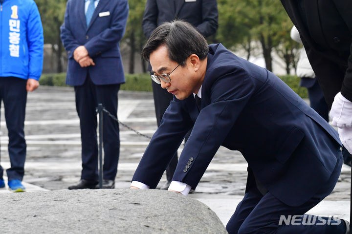 [김해=뉴시스] 차용현 기자 = 김동연 경기지사가 부인 정우영 여사와 함께 5일 오전 경남 김해 봉하마을 노무현 전 대통령 묘역을 찾아 참배하고 너럭바위를 어루만지고 있다. 2024.03.05. con@newsis.com