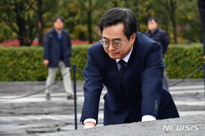 [김해=뉴시스] 차용현 기자 = 김동연 경기지사가 부인 정우영 여사와 함께 5일 오전 경남 김해 봉하마을 노무현 전 대통령 묘역을 찾아 참배하고 너럭바위를 어루만지고 있다. 2024.03.05. con@newsis.com