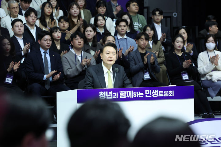[광명=뉴시스] 조수정 기자 = 윤석열 대통령이 5일 경기 광명시 아이벡스스튜디오에서 '청년의 힘으로! 도약하는 대한민국!'을 주제로 열린 열일곱 번째 국민과 함께하는 민생토론회에서 발언하고 있다. 2024.03.05. chocrystal@newsis.com