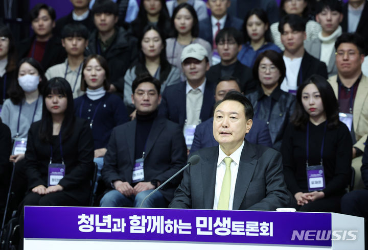 [광명=뉴시스] 조수정 기자 = 윤석열 대통령이 5일 경기 광명시 아이벡스스튜디오에서 '청년의 힘으로! 도약하는 대한민국!'을 주제로 열린 열일곱 번째 국민과 함께하는 민생토론회에서 발언하고 있다. 2024.03.05. chocrystal@newsis.com