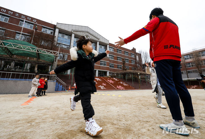 [서울=뉴시스] 정병혁 기자 = 서울 마포구 아현초등학교에서 학생들이 늘봄학교 축구교실 수업을 하고 있다. (사진은 기사와 관련이 없습니다.)2024.03.05. jhope@newsis.com