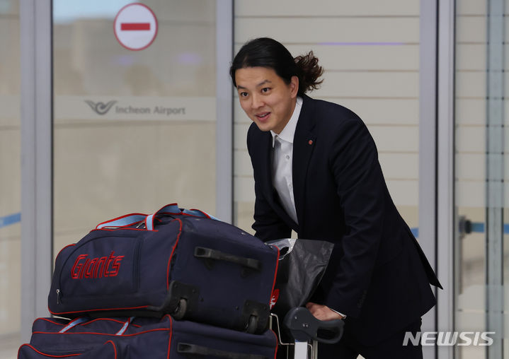 [인천공항=뉴시스] 고승민 기자 = 일본 오키나와에서 2024 시즌 준비 스프링캠프를 마친 롯데자이언츠 김원중이 5일 인천국제공항 2터미널을 통해 귀국하고 있다. 2024.03.05. kkssmm99@newsis.com