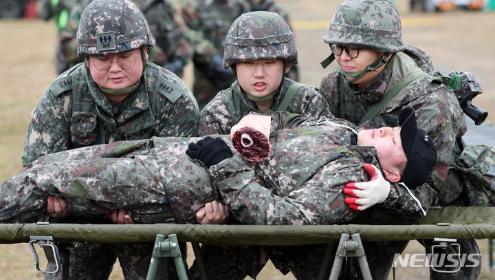 [대구=뉴시스] 이무열 기자 = 5일 대구 동구 금호강생태공원에서 24년 자유의 방패 훈련과 연계해 핵 공격 상황을 가정한 사후관리에 대한 통합훈련이 진행되고 있다. 이번 훈련은 민·관·군·경 소방의 가용장비와 인력을 동원해 핵 공격에 따른 방사능 물질 피해로부터 인원을 구조하고 오염지역을 신속히 이탈하여 제독하는 훈련을 실시했다. 2024.03.05. lmy@newsis.com