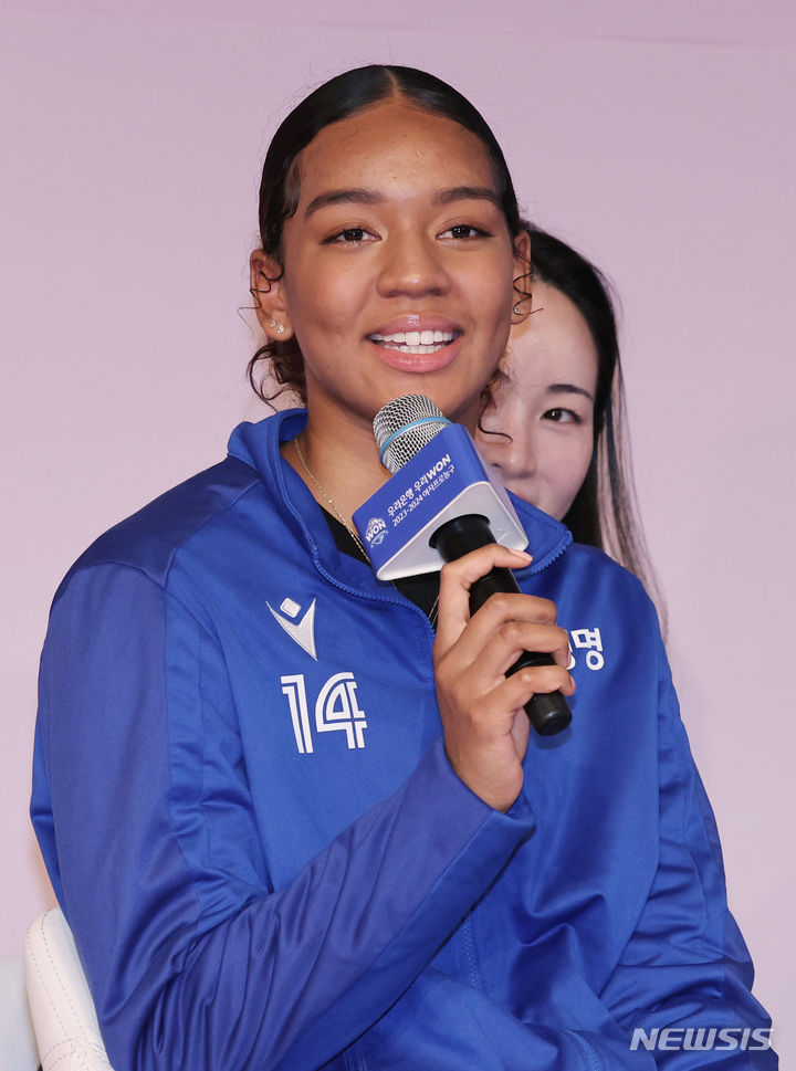 [서울=뉴시스] 김진아 기자 = 5일 서울 마포구 스탠포드호텔코리아에서 열린 우리은행 우리WON 2023-2024 여자프로농구 포스트시즌 미디어데이에서 삼성생명 키아나 스미스가 질문에 답하고 있다. 2024.03.05. bluesoda@newsis.com