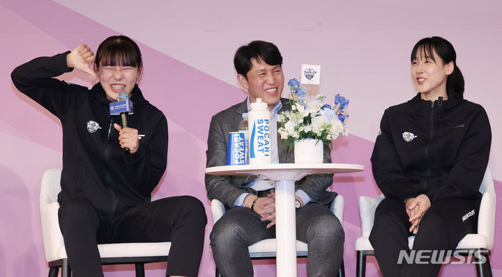 [서울=뉴시스] 김진아 기자 = 5일 서울 마포구 스탠포드호텔코리아에서 열린 우리은행 우리WON 2023-2024 여자프로농구 포스트시즌 미디어데이에서 우리은행 박지현이 질문에 답하고 있다. 2024.03.05. bluesoda@newsis.com