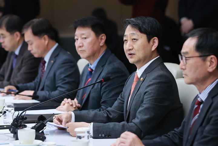 [서울=뉴시스] 안덕근 산업통상자원부 장관이 5일 서울 중구 대한상공회의소에서 열린 'K-조선 차세대 이니셔티브 1차 회의'에 참석해 인사말을 하고 있다. (사진=산업통상자원부 제공) 2024.03.05. photo@newsis.com *재판매 및 DB 금지
