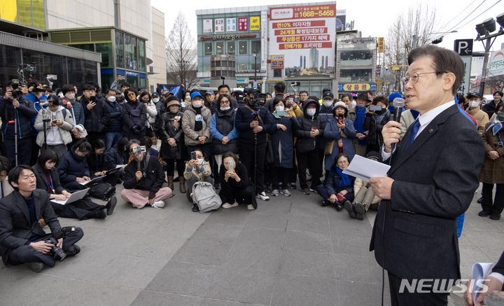 [서울=뉴시스] 조성봉 기자 = 이재명 더불어민주당 대표가 5일 서울 영등포역 앞에서 긴급 현장기자회견을 하고 있다. (공동취재) 2024.03.05. photo@newsis.com