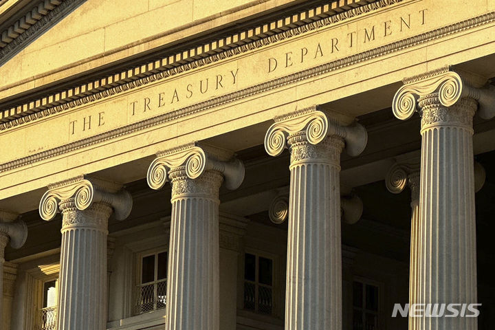 [워싱턴=AP/뉴시스]﻿﻿미국이 6일(현지 시간) 이란산 원유를 중국에 수출하는데 관여한 개인과 기업을 제재하기로 했다. 도널드 트럼프 2기 행정부 출범 이후 첫 대이란 제재 조치다. 미국 워싱턴의 재무부 청사 건물. 2025.02.07