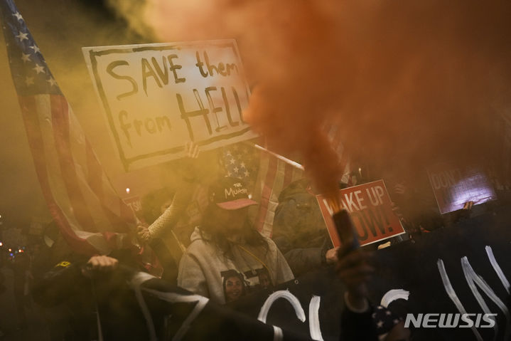 [텔아비브=AP/뉴시스] 5일(현지시각) 이스라엘 텔아비브에서 이스라엘인들이 하마스에 억류된 인질들의 석방을 요구하며 시위하고 있다. 2024.03.06.