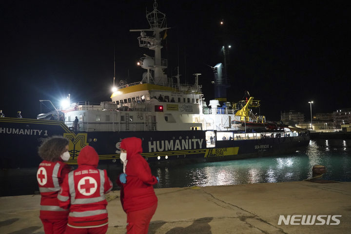 [크로토네 (이탈리아)= AP/뉴시스] 독일의 자선단체 구조선 SOS휴매니티 1호 선박이 지난 해 3월4일 이탈리아 항구 크로토네에 난민 77명을 싣고 입항해 있다. 리비아 해경은 11월 1일 서류없는 이민들 45명을 리비아 해안에서 구조했다. 2025.11.02.  