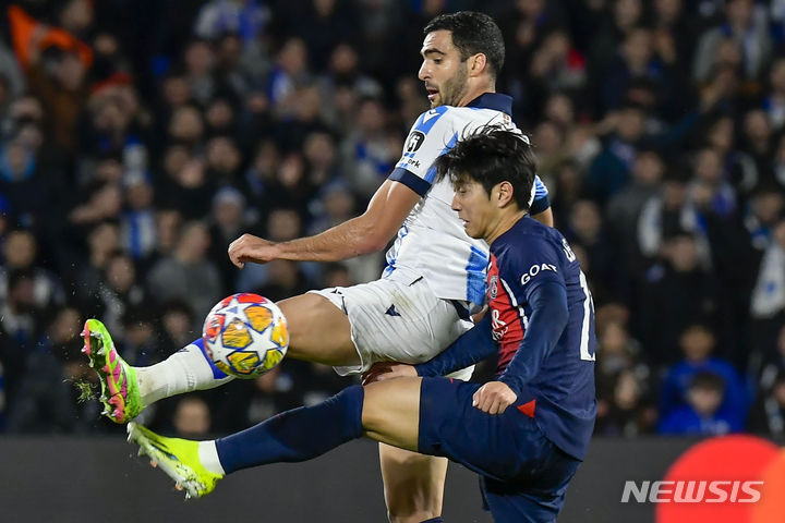 [산세바스티안=AP/뉴시스] 파리 생제르맹(PSG, 프랑스)의 이강인(앞)이 5일(현지시각) 스페인 산세바스티안의 아노에타 스타디움에서 열린 2023-24 유럽축구연맹(UEFA) 챔피언스리그(UCL) 레알 소시에다드(스페인)와의 16강 2차전 경기 중 공을 다투고 있다. 이강인은 후반 11분 킬리안 음바페의 골을 도와 UCL 첫 도움을 기록했고 PSG는 2-1로 승리해 1·2차전 합계 4-1로 8강에 올랐다. 2024.03.06.