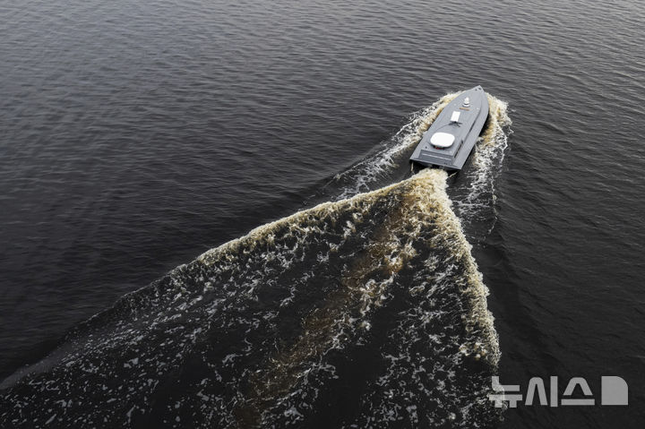[AP/뉴시스] 자료 사진에서 우크라이나군의 해상 드론 '아우디이우카'가 물 위를 가르고 있다. 이 드론은 1t이 넘는 적재물을 싣고 1100㎞ 이상을 운반할 수 있다. 2025.05.04.